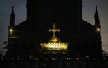 La Basilique Notre-Dame du Rosaire pendant la procession aux flambeaux à la gloire de la Vierge Marie à Lourdes le 14 août 2022