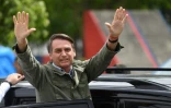 Le président brésilien élu Jair Bolsonaro salue ses partisans à Rio, le 28 octobre 2018, jour du second tour de la présidentielle
