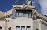 Des portraits de la journaliste palestinienne décédée Shireen Abu Akleh, sur la façade du bâtiment abritant les bureaux de la chaîne de télévision qatarie Al-Jazeera, le 22 septembre 2024 à Ramallah, en Cisjordanie occupée