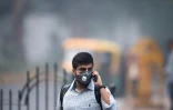 Un homme portant un masque de protection contre la pollution parle sur son téléphone portable, à New Delhi le 4 septembre 2019