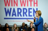 La candidate à la primaire démocrate Elizabeth Warren lors d'un meeting de campagne, le 1er février 2020 à Davenport, dans l'Iowa