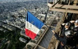 Hommage rendu en 2004 à la tour Eiffel aux pompiers ayant hissé l'étendard tricolore le 25 août 1944