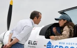 La pilote Zara Rutherford parle avec son père Sam Rutherford (g), ancien pilote de la Royal Air Force, avant le décollage pour un tour du monde à travers 52 pays et cinq continents, le 18 août 2021 à Wevelgem, en Belgique