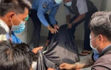 Les employés de l'hopital apportent le corps de Mya Thwate Thwate Khaing, tuée lors d'une manifestation contre le coup d'Etat militaire, à ses proches à Naypyidaw,le 19 février 2021