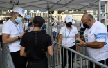 Des employés contrôlent le pass sanitaire de visiteurs au Stade Vélodrome de Marseille le 31 juillet 2021