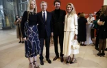 Le patron du groupe LVMH, Bernard Arnault, accompagné par sa fille et directrice générale adjointe du groupe Delphine Arnault (à gauche), son fils Antoine Arnault à la tête de la communication de l'entreprise, et la femme de ce dernier, Natalia Vodianova, le 21 septembre 2021 à la Fondation Louis Vuitton à Paris.
