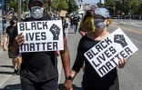 Des manifestants anti-racisme portant des masques de protection lors d'une marche à Los Angeles le 7 juin 2020