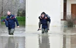 Des pompiers évacuent un adolescent d'une maison inondée, le 14 décembre 2019 à Maubourguet, dans les Hautes-Pyrénées