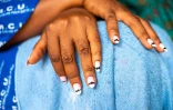 Les ongles d'une cliente venue pour une manucure dans l'échoppe de Debonheur Koli, le 14 juillet 2021, à Bangui