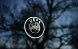 Le logo de l'UEFA sur le fronton du siège de l'organisation dirigeante du foot européen à Nyon (Suisse) le 28 février 2020.