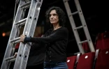 La chorégraphe brésilienne Lia Rodrigues pose lors d'une séance photo au Théâtre National de Chaillot à Paris le 29 novembre 2021