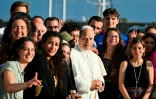 Sur un navire-école en Méditerranée, le pape encourage à bâtir des ponts