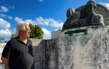 Le chanteur-compositeur Mario Darias devant la tombe du couple Margarita Pacheco et Modesto Canto, baptisée la "tombe de l'amour" au cimetière Colon de La Havane, le 12 février 2024 à Cuba 