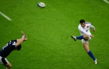 L'arrière français Brice Dulin (d) frappe le ballon lors du match des Six Nations contre l'Ecosse, au Stade de France, le 26 mars 2021