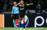 Le défenseur marocain de l'Ajax Noussair Mazraoui vient de marquer l'unique but du match dans le temps additionnel contre Benfica en Ligue des champions, le 23 octobre 2018 à Amsterdam