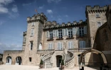 Le château de La Barben, qui abrite le parc à thème "Rocher Mistral", dédié à l'histoire et aux traditions provençales, le 28 avril 2026 à La Barben, dans les Bouches-du-Rhône