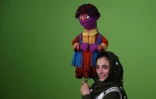 La marionnettiste afghane Seema Sultani manipule la marionnette Zari, lors d'un tournage au studio de télévision à Kaboul, le 10 avril 2016