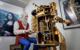 Un automate représentant Léonard de Vinci en train d'écrire, dans l'atelier du maître suisse François Junod le 19 janvier 2021