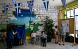 Des électeurs dans un bureau de vote à Athènes, le 9 juin 2024 