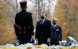 Emmanuel Macron s'arrête près de la statue de Georges Clemenceau, le 11 novembre 2020, lors des cérémonies commémorant l'armistice de la première guerre mondiale
