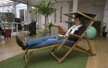 Une femme assise dans une chaise longue avec son ordinateur portable à l'espace de coworking Casaco de Malakoff, le 23 septembre 2015