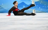 La Russe Kamila Valieva chute lors de son programme libre de patinage artistique, le 17 février 2022 aux JO de Pékin