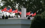 Des membres de la garde d'honneur de l'armée américaine portent les drapeaux des États-Unis et de la Chine lors d'une répétition avant la visite du président chinois Xi Jinping à la Maison Blanche, le 19 septembre 2026 à Washington