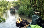 Des indigènes Kanamari, membres du groupe "guerriers de la forêt", patrouillent en pirogue à moteur sur le fleuve Javari, le 18 mai 2023 dans l'Etat d'Amazonas, au Brésil