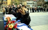 Des personnes attendent pour signer un registre de condoléances à Kocani, au lendemain d'un incendie qui a ravagé une discothèque bondée, le 17 mars 2025 en Macédoine du Nord