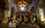Des moines et une soeur dans la salle de prière du monastère de Mar Moussa, le 111 juin 2022 en Syrie