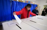 Un électeur vote au premier tour de la présidentielle, le 24 novembre 2024 à Bucarest, en Roumanie