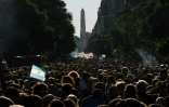 Des milliers de personnes arrivent sur la place Plaza de Mayo lors d'une marche de protestation contre l'ajustement budgétaire des universités publiques à Buenos Aires le 23 avril 2024