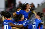 La défenseure de l'équipe de France de football Selma Bacha célèbre avec ses coéquipières la victoire de son équipe face aux Pays-Bas en quarts de finale de l'Euro-2022, le 23 juillet 2022 à Rotherham