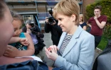 La Première ministre de l'Ecosse et leader du SNP, Nicola Sturgeon (g) parle avec des habitants de Toryglen, lors de la campagne pour les élections locales, le 3 mai 2017 à Glasgow