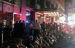 Des clients de l'hôtel Row NYC à Manhattan attendent sur le trottoir après une panne d'électricité géante