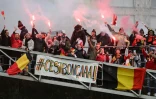 Des supporters saluent le skipper belge Denis Van Weynbergh à son arrivée aux Sables-d'Olonne où il a bouclé hors délai le Vendée Globe le 8 mars 2025