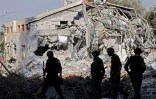 Des soldats israéliens le 14 octobre 2023 devant une maison détruite par le Hamas dans le kibboutz Beeri durant son attaque sanglante le 7 octobre 2023 qui a fait 1.400 morts, la plupart des civils israéliens massacrés dans leurs maisons