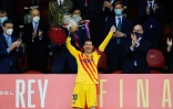 Lionel Messi avec la Coupe du Roi après la victoire en finale du Barça contre l'Athletic Bilbao à Séville le 17 avril 2021