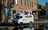Une ambulance passe devant un bâtiment hospitalier dans la ville de Chelekhov, dans la région d'Irkoutsk, le 7 octobre 2026