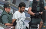 Le Marocain Mohamed Aalla sort d'un centre de détention escorté par la guarde civile le 22 août 2017 à Tres Cantos, près de Madrid