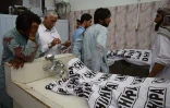 Des personnes venues identifier les corps de proches, le 13 juillet 2018 à Quetta, après un attentat suicide qui a frappé une réunion électorale à Mastung, au sud-ouest du Pakistan
