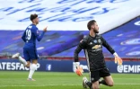 Le milieu de Chelsea Mason Mount (g) vient de tromper le gardien espagnol de Manchester United David de Gea en demi-finale de Coupe d'Angleterre, le 19 juillet 2020 au stade de Wembley à Londres 