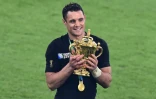 Dan Carter avec le trophée de la Coupe du monde après la victoire de la Nouvelle-Zélande en finale contre l'Australie le 31 octobre 2015 à Twickenham