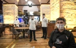 Les serveurs du restaurant 'Nusr-Et', du célèbre chef turc Nusret Gokce, attendent l'arrivée des premiers clients, le 1er juin 2020 au Grand Bazar d'Istanbul rouvert au public