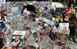 Des portraits d'otages accrochés sur des barbelés lors d'une manifestation de leurs proches à Tel-Aviv, le 2 août 2025