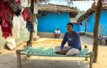 Dinesh Teta, frère de Suresh abattu en 2024 par les paramilitaires qui le soupçonnaient d'être maoïste, à Marda, dans le district de Bastar de l'Etat de Chhattisgarh, le 14 mars 2025 dans le centre de l'Inde