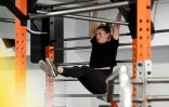Une jeune femme dans une salle de sport à Sarrebruck, dans l'ouest de l'Allemagne, le 6 avril 2021