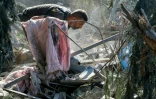 Un secouriste recherche des survivants dans les décombres après une frappe aérienne israélienne nocturne sur le village de Kfar Remmane, dans le sud du Liban, le 7 septembre 2026