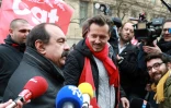 Le secrétaire général de la CGT, Philippe Martinez (G) s'adresse aux journalistes le 12 mars 2018 à Paris, lors d'un rassemblement de soutien aux salariés d'Air France devant le Palais de Justice avant l'ouverture du procès en appel 