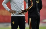 L'assistant entraîneur Thierry Henry discute avec l'attaquant belge Michy Batshuayi (d) lors d'un entraînement à Moscou, le 14 juin 2018